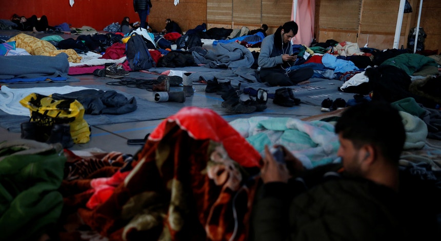 Alguns imigrantes a dormir num ginásio em Grande-Synthe, no norte da França
