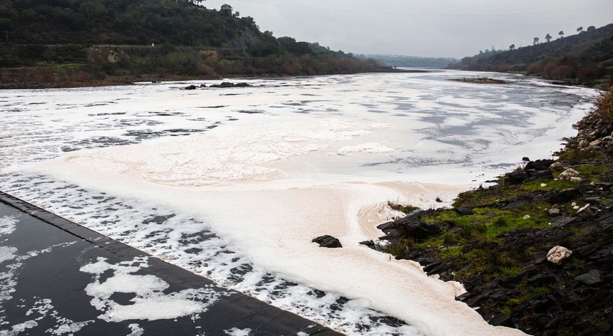 Poluição no rio Tejo, no início do ano
