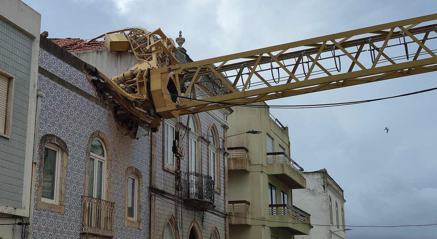 Large crane fell onto six buildings in Figueira da Foz