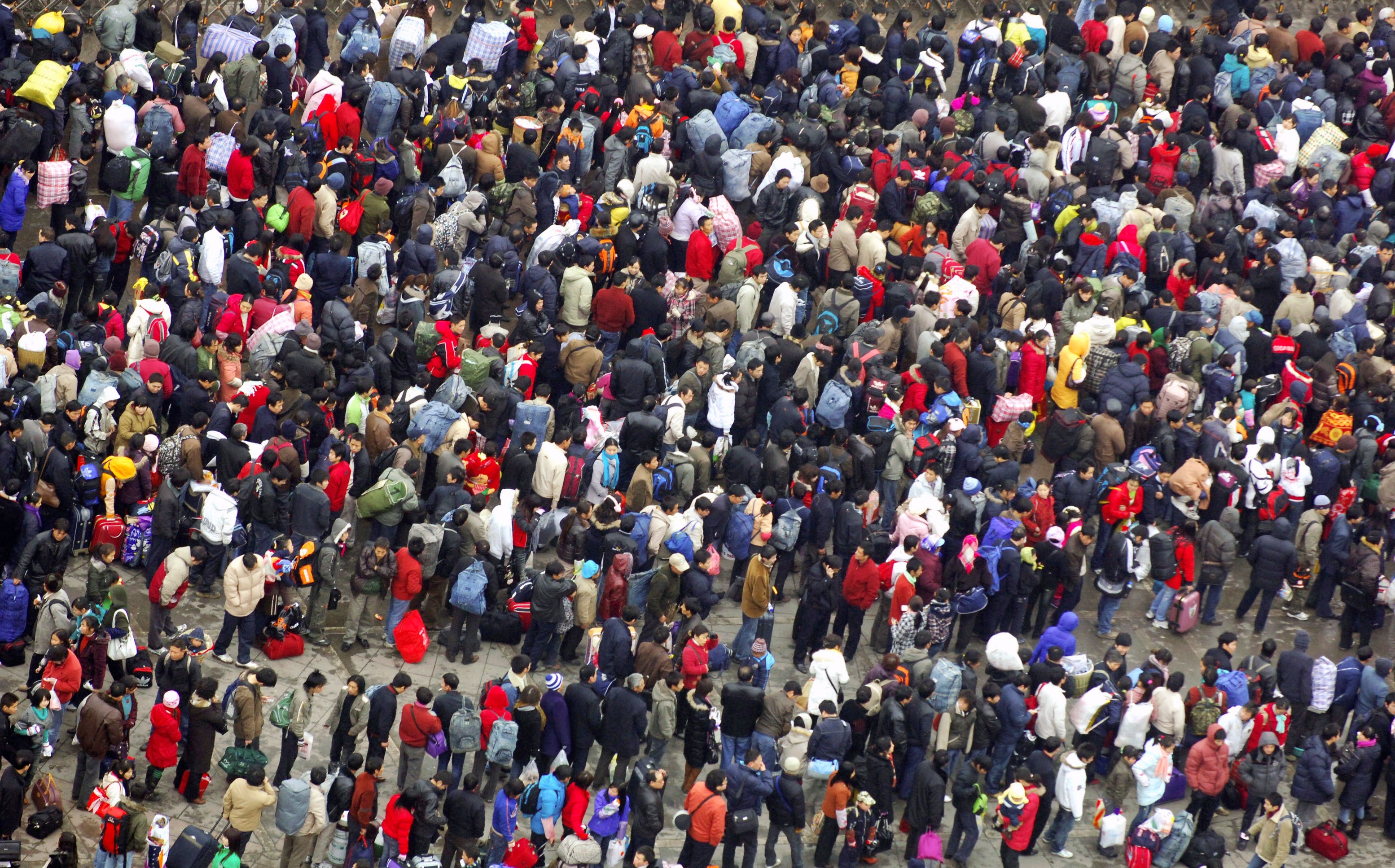 Pessoas &agrave; espera para entrar numa esta&ccedil;&atilde;o de comboios em Guiyang, na China. (Foto: Reuters)