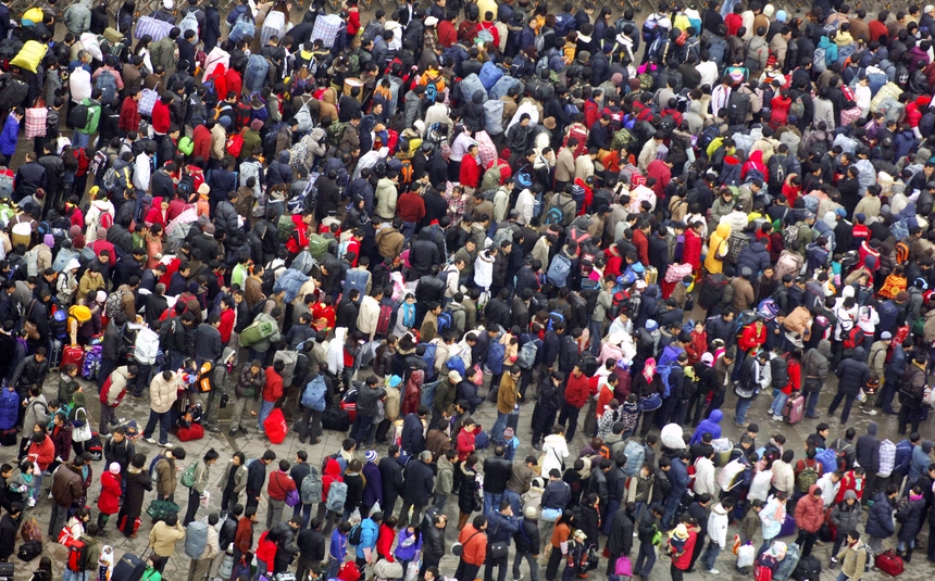 Pessoas à espera para entrar numa estação de comboios em Guiyang, na China. (Foto: Reuters) Pessoas à espera para entrar numa estação de comboios em Guiyang, na China. (Foto: Reuters)