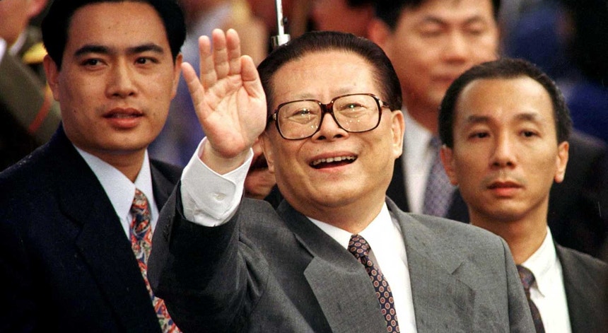 Jiang Zemin na chegada a Hong Kong, a 30 de junho de 1997.
