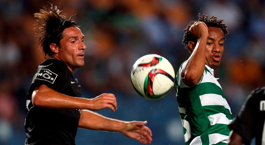 Fernando Alexandre e Carrillo lutam com fervor pela posse da bola
