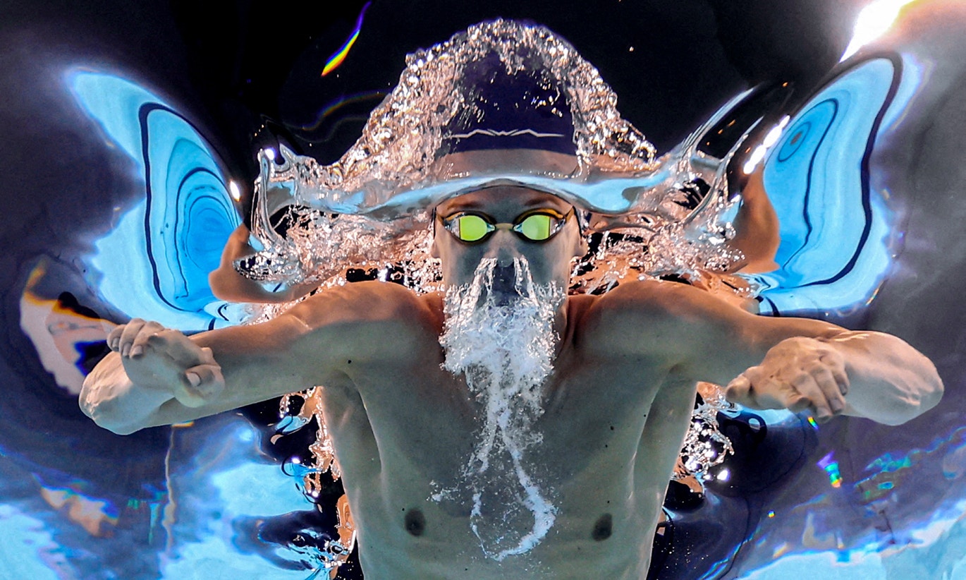  Final individual dos 200m masculino na La Defense Arena, Nanterre, a 2 de agosto. Na imagem, o atleta franc&ecirc;s Leon Marchand durante a prova | Marko Djurica - Reuters 