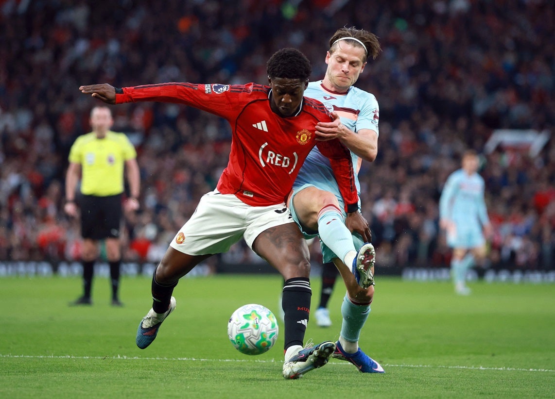 Médio Kobbie Mainoo prolonga ligação ao Manchester United até 2031
