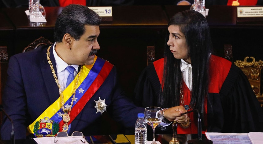 Nicolás Maduro com a presidente da Suprema Corte de Justiça, magistrada Gladys Gutiérrez, na abertura do ano judicial em Caracas
