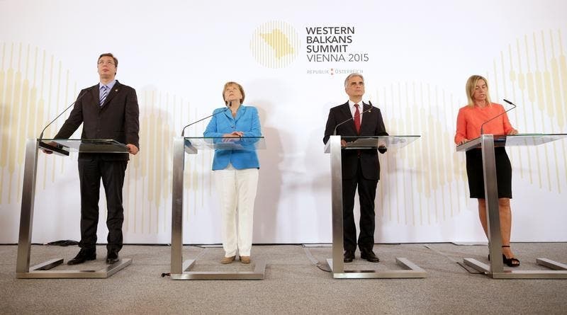Primeiro-ministro sérvio, Aleksander Vucic, chanceler da Alemanha, Angela Merkel, chanceler da Áustria, Werner Faymann e a Chefe da Política Externa da União Europeia, Federica Mogherini, na conferência de imprensa da Cimeira dos Balcãs Ocidentais em Viena de Áustria. Foto - Reuters