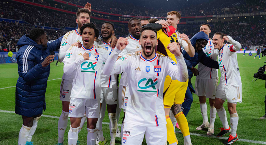 Os futebolistas do Lyon festejaram a qualificação

