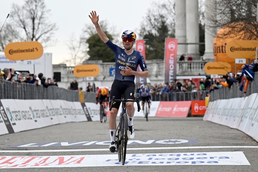 Imagem de Ciclista Thomas Pidcock conquista Milão-Turim