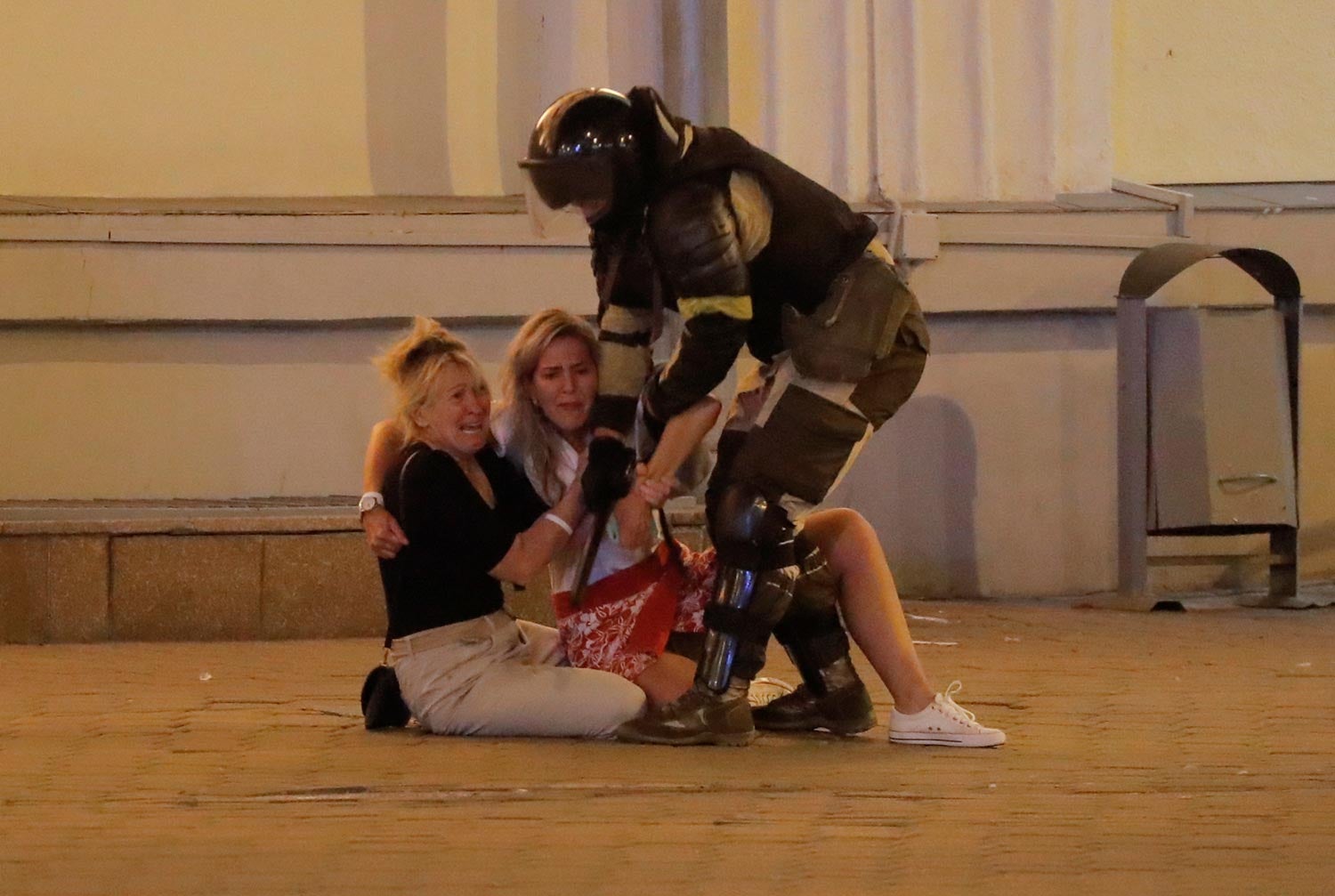 Duas nulheres aterrorizadas numa rua de Minsk, a 10 de agosto de 2020 Foto: Reuters