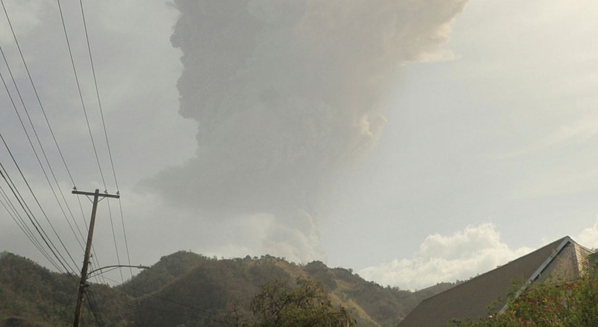 O La Soufriére na ilha de São Vicente nas Caraíbas entrou em erupção sexta-feira 9 de abril de 2021
