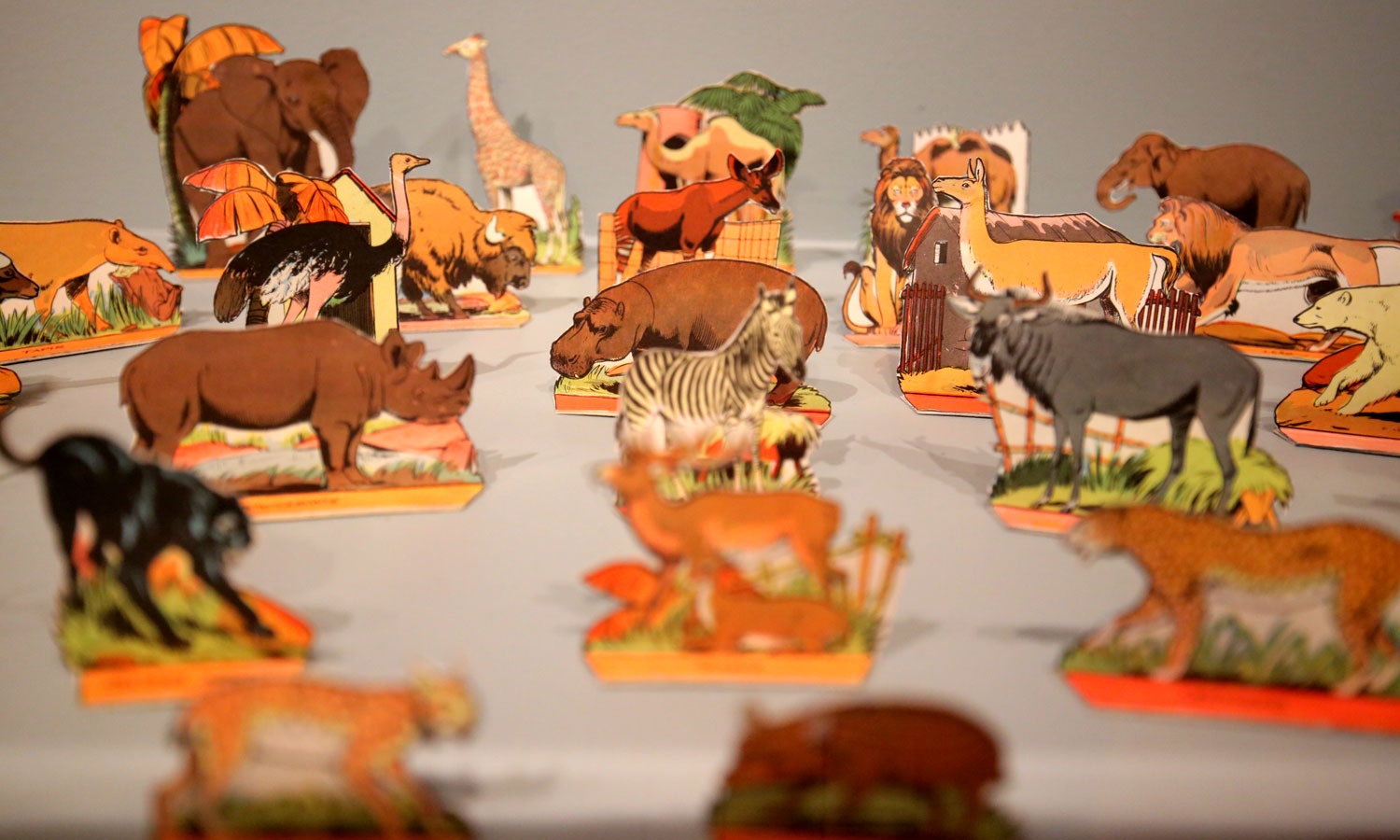  Nos anos seguintes, O Senhor Doutor, em 1933, e O Papagaio, em 1935, n&atilde;o defraudaram os seus leitores. O Papagaio ofereceu, pela primeira vez, folhas transparentes com desenhos de bordados para as leitoras, a constru&ccedil;&atilde;o do castelo de Guimar&atilde;es, num at&eacute; ent&atilde;o recorde de 16 folhas, e um livrinho com uma hist&oacute;ria completa em BD de J&uacute;lio Resende. 