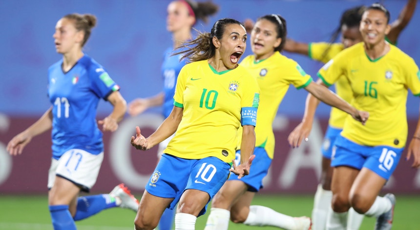 Marta, a capitã do escrete canarinho, continua a fazer história no futebol feminino
