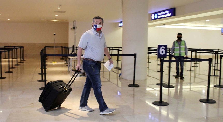 Ted Cruz fotografado no aeroporto de Cancún, no México
