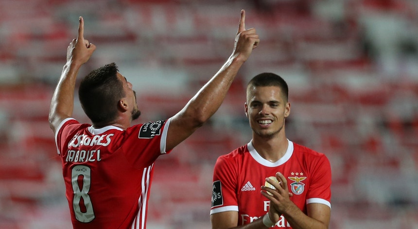 Gabriel e Weigl foram dois jogadores preponderantes no equilíbrio coletivo da equipa do Benfica no regresso às vitórias

