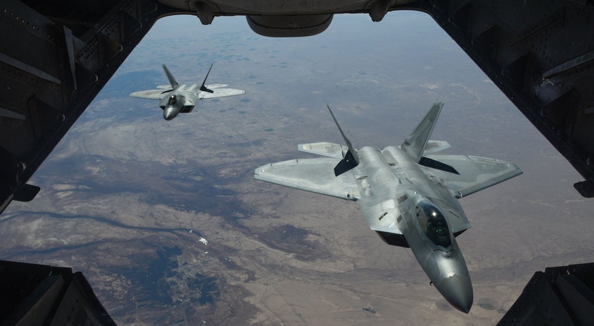 Dois Air Force F-22 Raptors norte-americanos sobrevoam a Síria 
