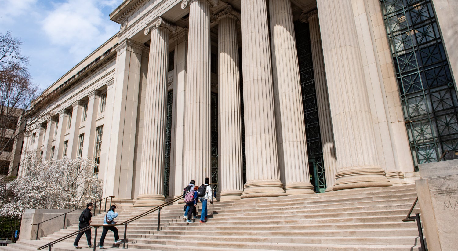 Polícia americana investiga ligação entre tiroteio em Brown e o assassinato do professor português do MIT