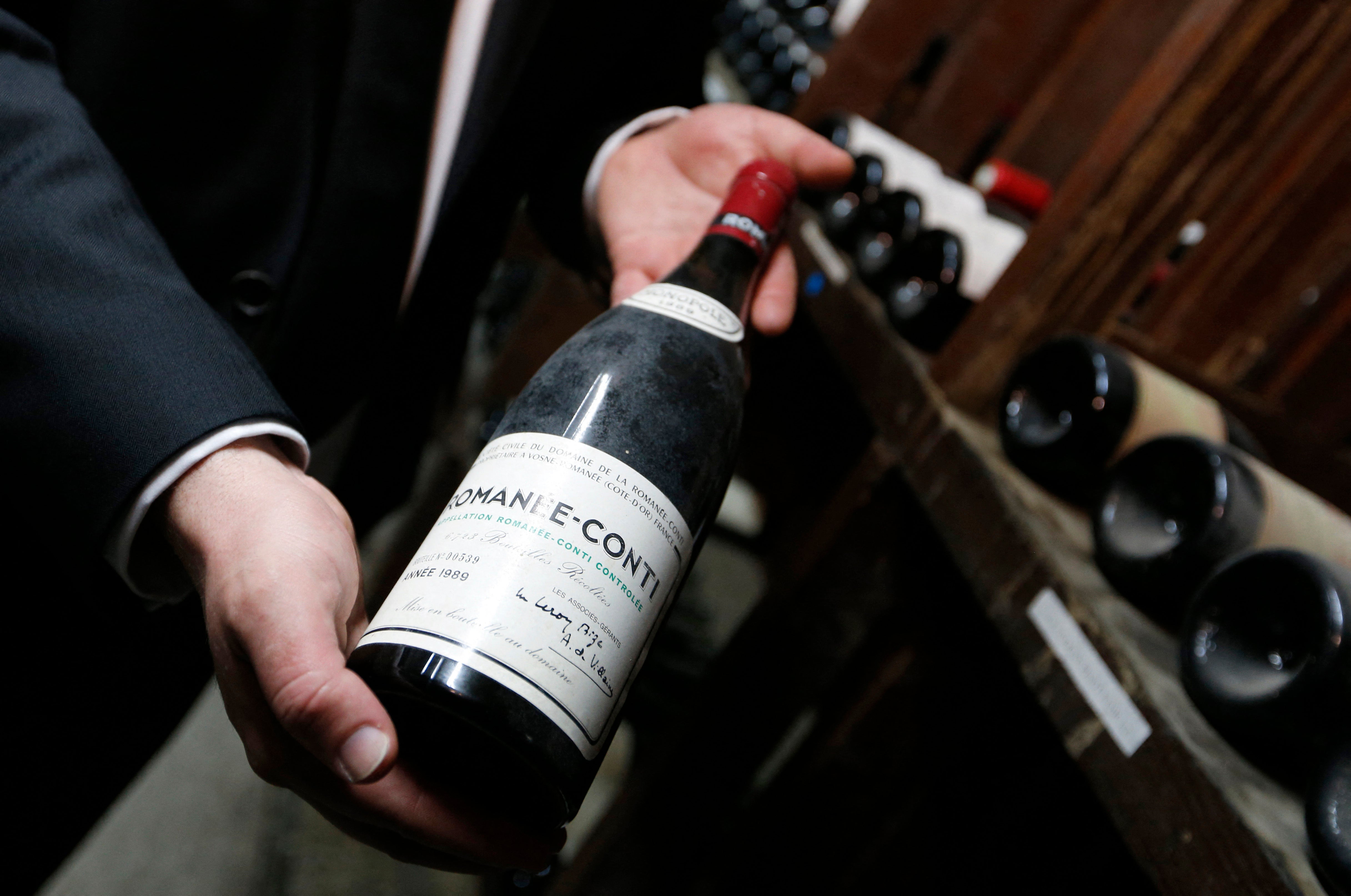 Garrafa de vinho mais cara do mundo vendida em leilão por 703 mil euros