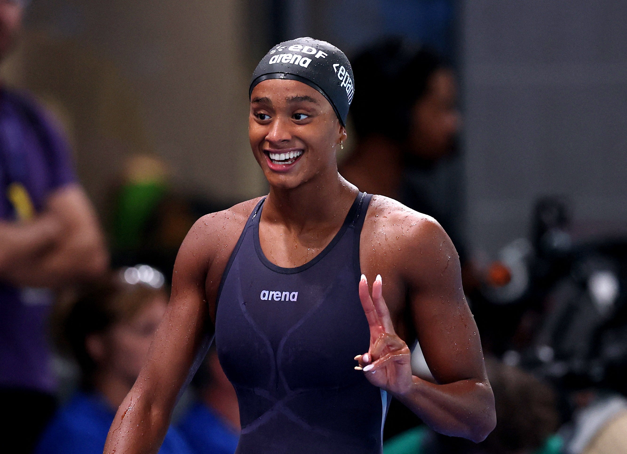 Nadadora Sara Curtis volta a melhorar recorde mundial dos 50 metros costas