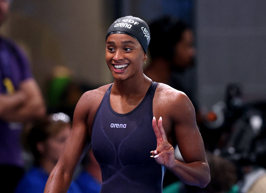 Nadadora Sara Curtis volta a melhorar recorde mundial dos 50 metros costas