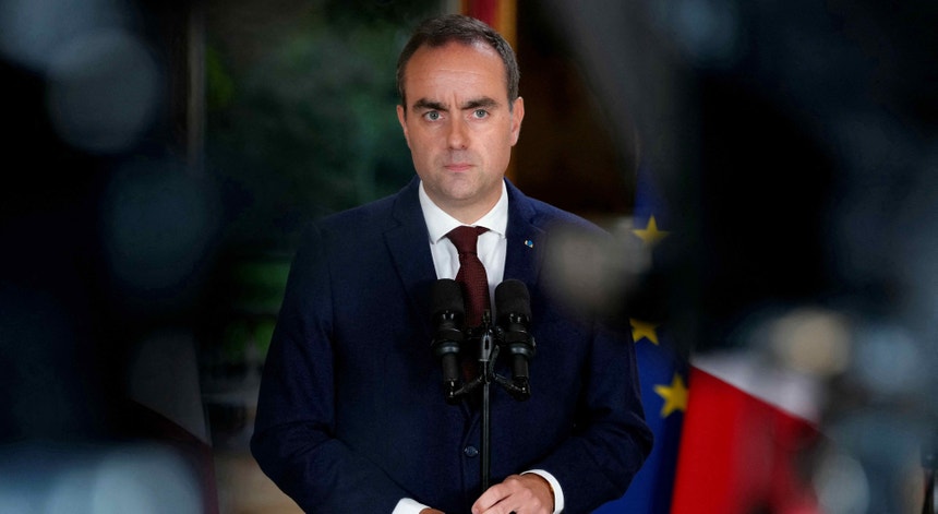 Distúrbios em França. Lecornu garante que autoridades "não têm instruções para confrontar alunos"