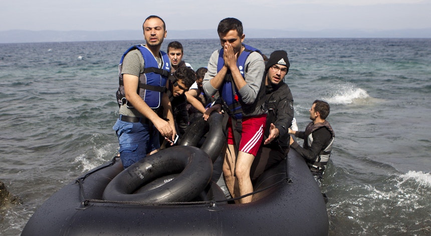 Um grupode homens chega são e salvo à ilha grega de Lesbos na quinta-feira dia oito de outubro de 2015, após atravessar parte do Mar Egeu num barco de borracha, vindo da Turquia.
