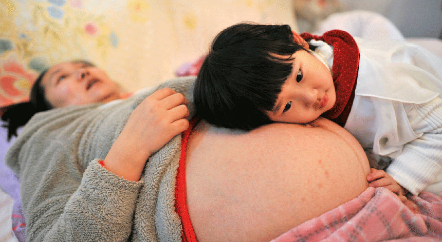 Dois anos depois da implementação da política de dois filhos por casal, a taxa de fecundidade na China continua a ser uma das mais baixas no mundo
