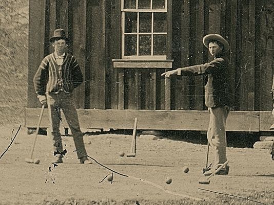 Billy The Kid, à esquerda, a jogar criquet - Foto Kagin's Inc