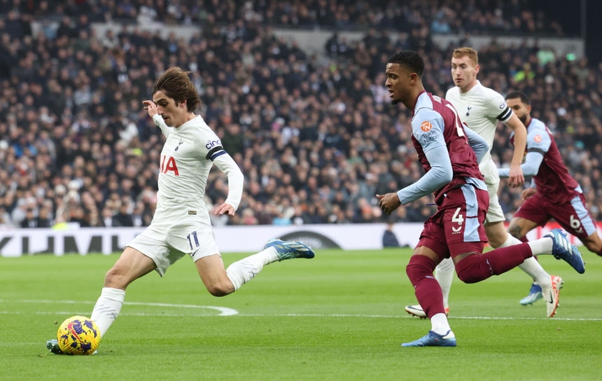 Tottenham perde com Aston Villa e soma a quarta derrota nos