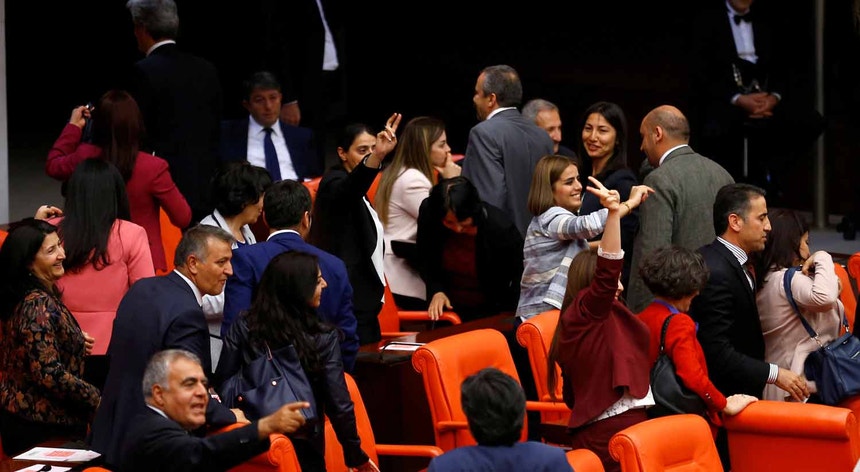 Parlamentares do HDP reagem à votação que acabou com a sua imunidade.
