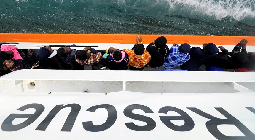Itália e Malta recusaram-se a acolher o barco com mais de 600 migrantes resgatados no Mar Mediterrâneo
