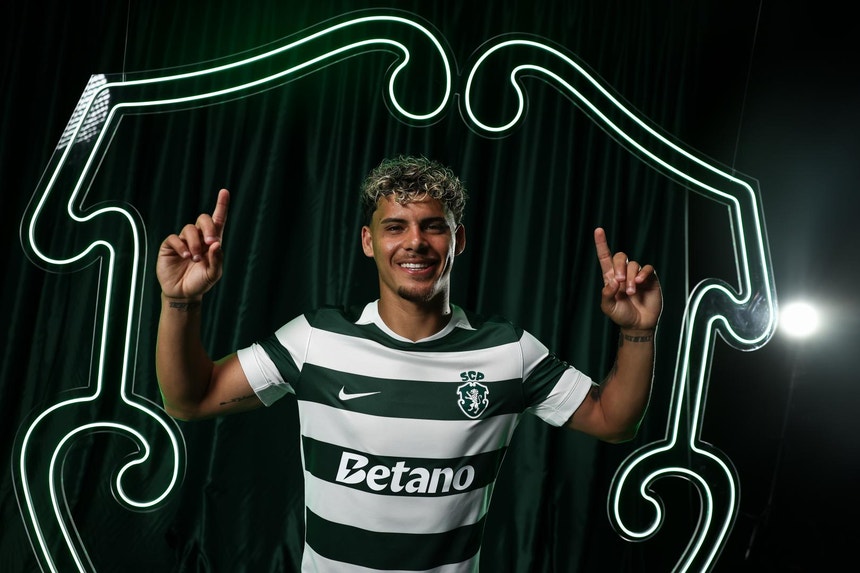 Imagem de Lateral-esquerdo Maxi Araújo renova com Sporting até 2030