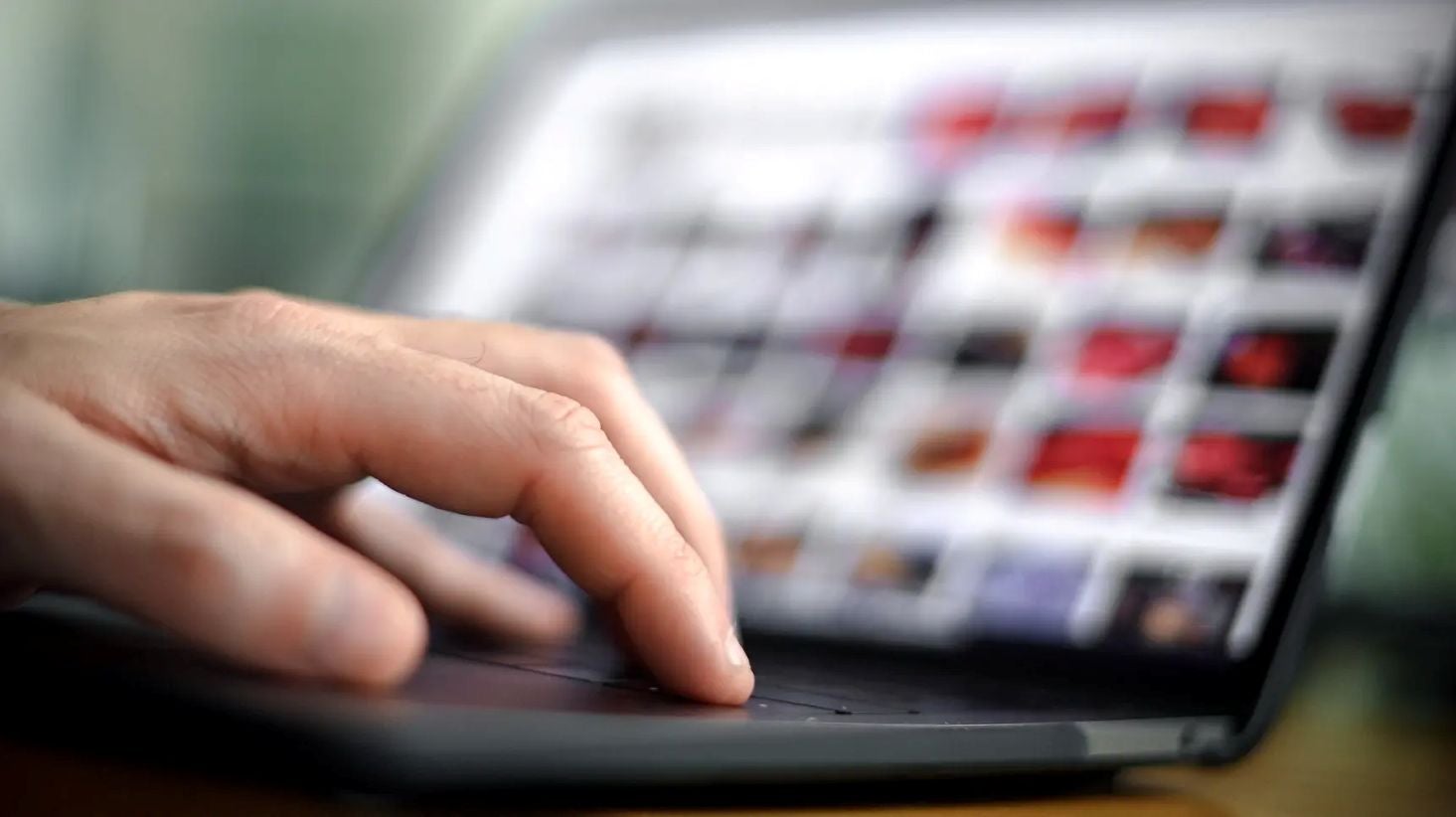 Maioria dos consumidores de imagens de abuso de menores exposta a conteúdo antes dos 18