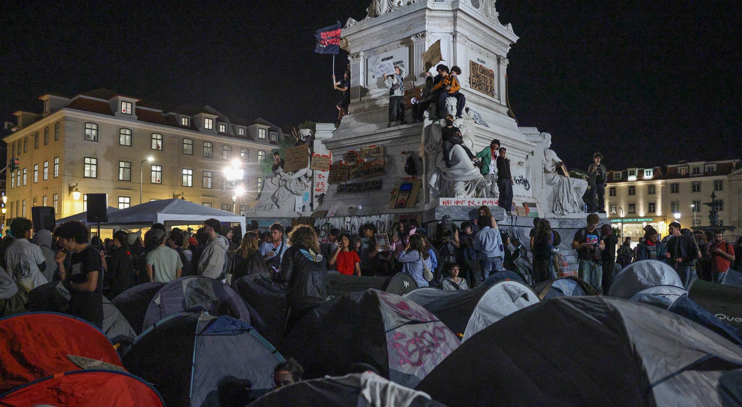 Housing protesters keep Lisbon and Porto camps after Saturday's rallies
