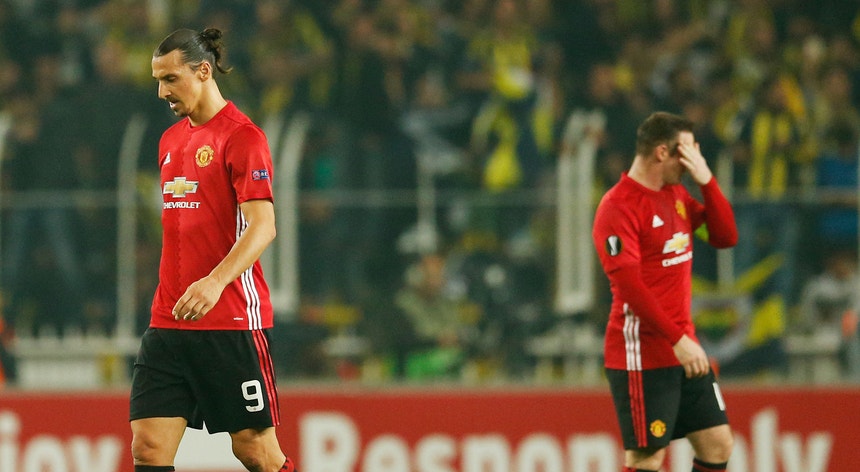 Ibrahimovic e Rooney foram os rostos da desilusão da equipa de Manchester
