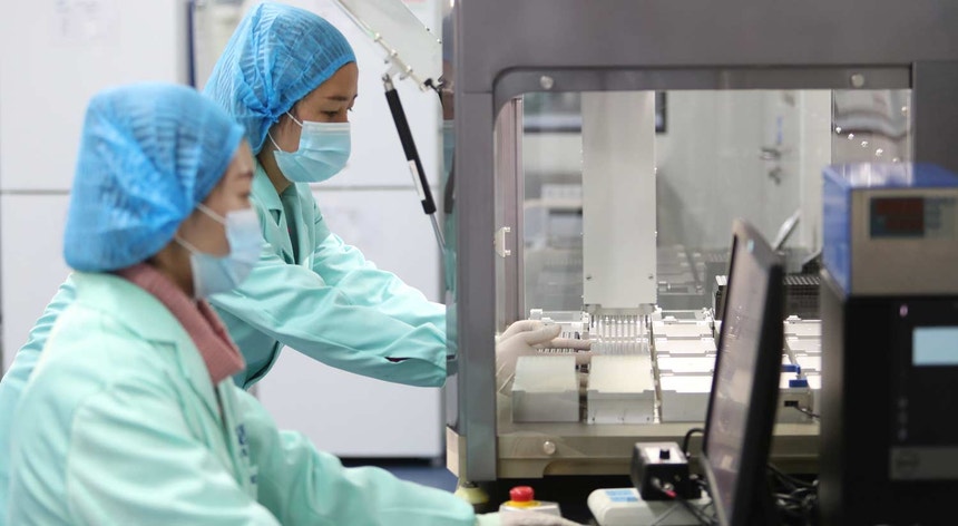 O cientista He Jiankui modificou o gene CCR5 em dois embriões em 2018
