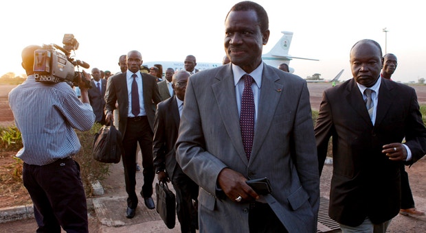O presidente da ECOWAS, Desire Kadre Ouedraogo, ao chegar, ontem, ao aeroporto de Bissau
