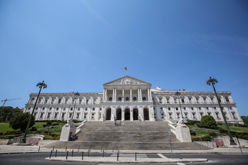 A AD tem uma vantagem 0,89 por cento sobre o PS. Falta somar a estas contas os votos nos círculos dentro e fora da Europa.
