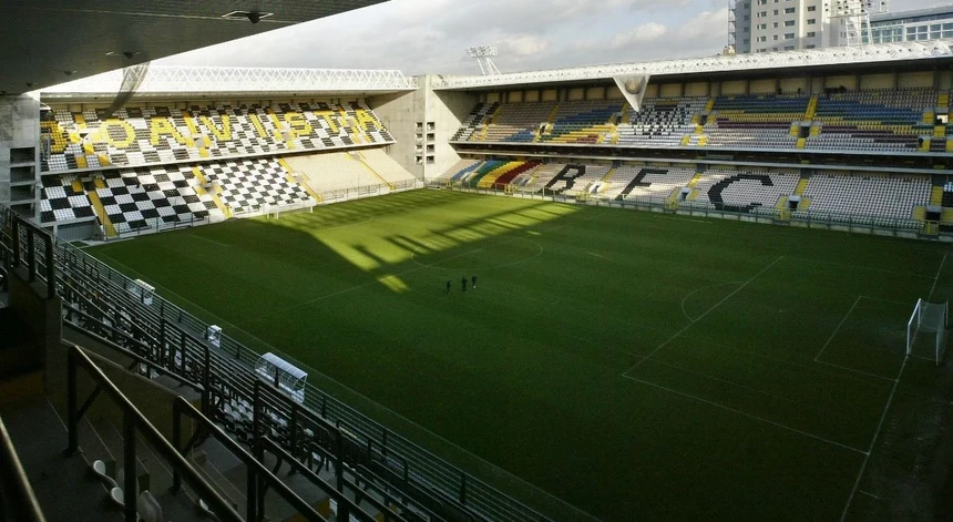 Imagem de Câmara do Porto recusa travar leilão e remete solução da crise para direção do Boavista