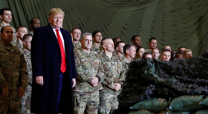 O Presidente Trump com as tropas estacionadas na Base Aérea de Bagram, Afeganistão, em Novembro de 2019.
