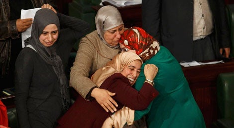 Deputadas comovidas com a aprova&ccedil;&atilde;o da nova Constitui&ccedil;ao da Tunisia, que consagra a igualdade de direitos entre homens e mulheres (Reuters)