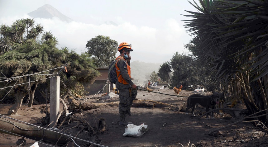 O número de mortos, na Guatemala, devido à erupção do Vulcão de Fogo, subiu para 99.
