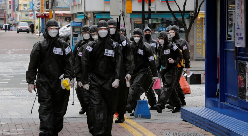 Soldados sul-coreanos preparam-se para desinfetar edifícios públicos, numa das medidas de combate ao novo coronavírus.
