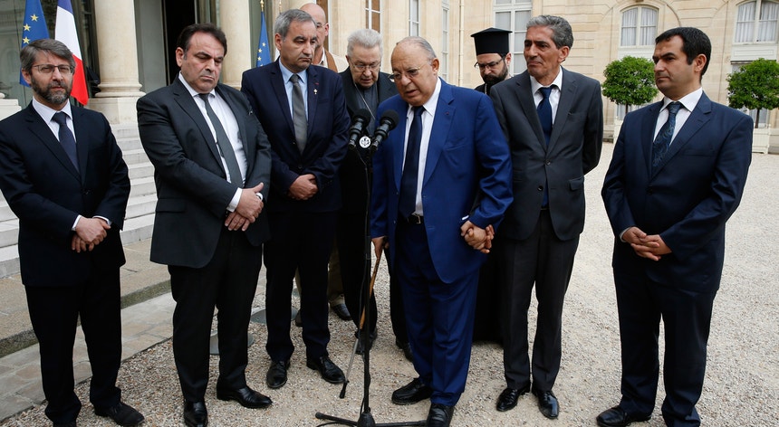 Os representantes das principais religiões presentes em França, com o reitor da Mesquita de Paris, Dalil Boubaker, junto ao microfone
