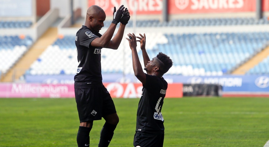 Oualembo e Nii Plange, jogadores da Académica, festejam na vitória da semana passada frente ao Nacional. 
