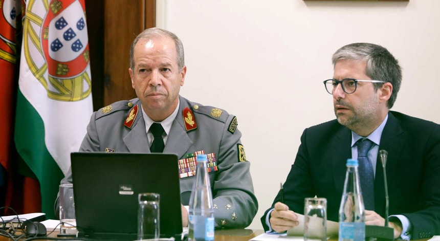 Imagem relacionada com a notícia: O Chefe do Estado-Maior do Exército, general Rovisco Duarte, acompanhado pelo presidente da Comissão, Marco António Costa , durante a audição na Comissão de Defesa Nacional
