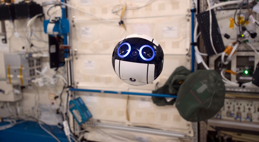 O foco principal do Int-Ball é fotografar e filmar o trabalho dos astronautas

