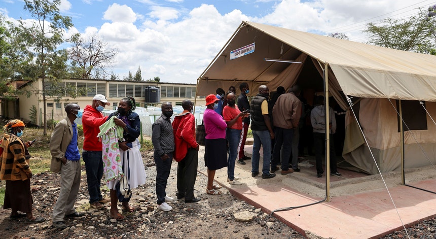 Fila para a vacinação contra a Covid-19 na cidade de Narok, Quénia. 
