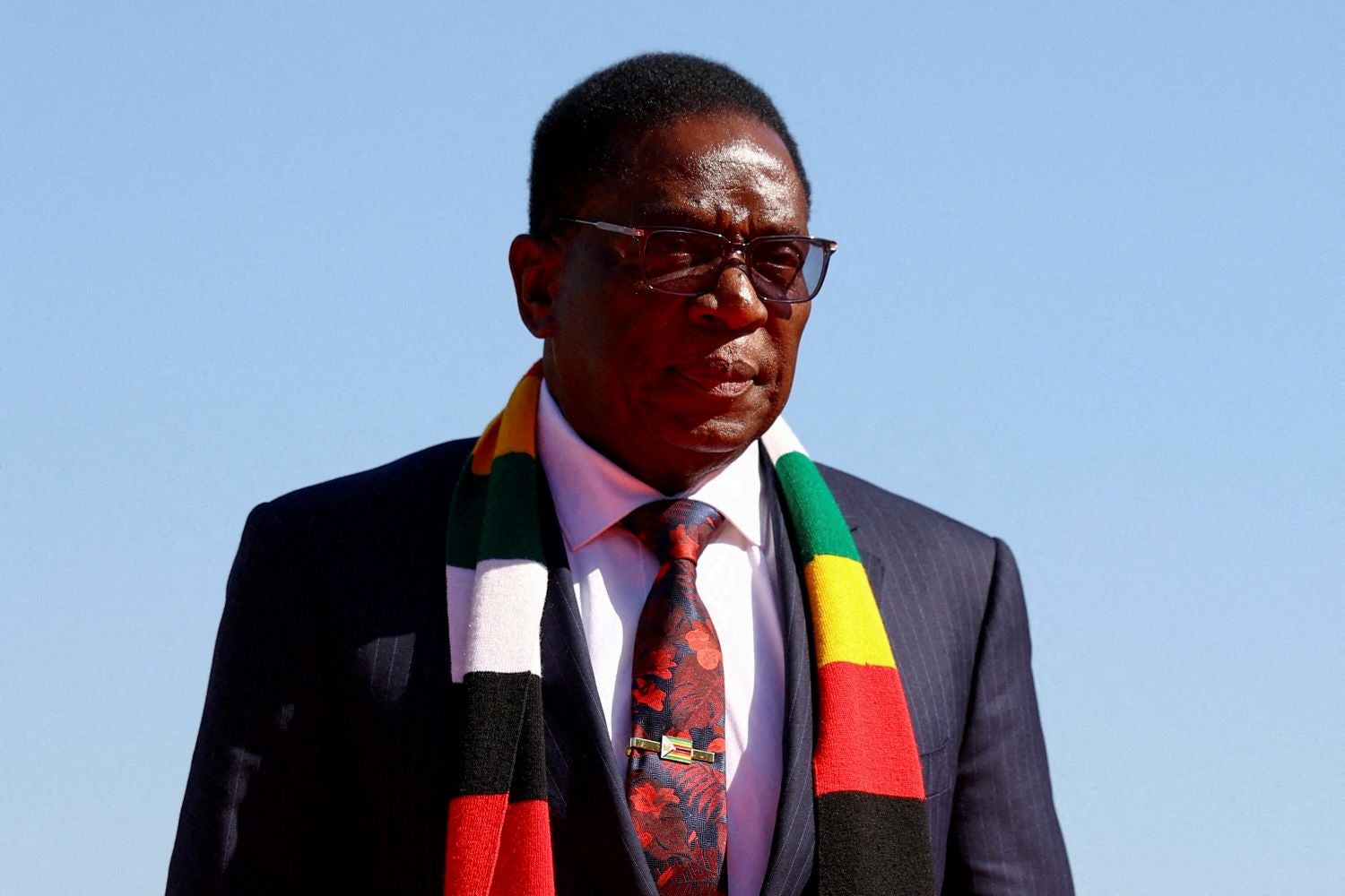 Presidente de Zimbabue promulga enmiendas para aplazar elecciones y extender mandato