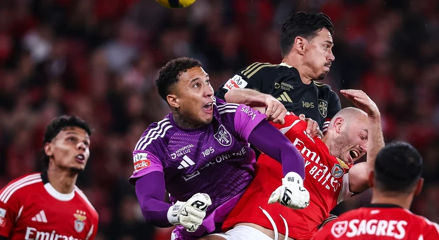 Benfica tenta ficar a cinco pontos da liderança na visita ao Casa Pia